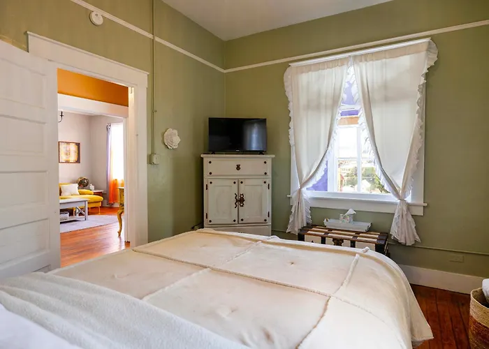 Home: Fantastic Views & Walkable Location! * Bisbee