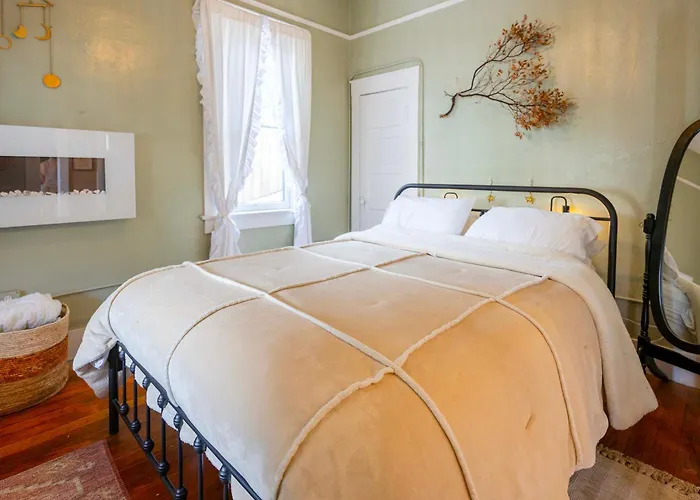 Home: Fantastic Views & Walkable Location! Bisbee
